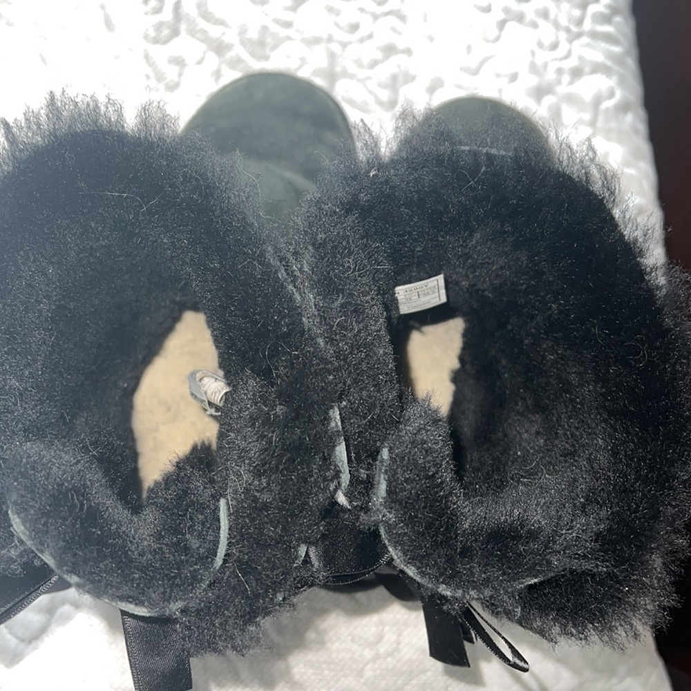 Short black Authentic Uggs; Size 5 in good condition - Picture 6 of 8